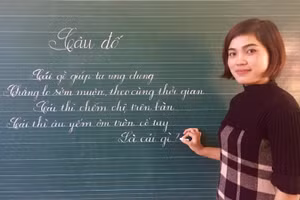Cô giáo Tòng Thị Huyền luôn hăng say giảng dạy, truyền thụ kiến thức cho học trò. Ảnh: NVCC