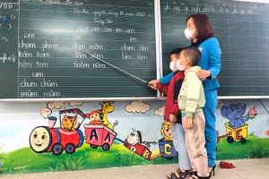 Cô Hà trong giờ lên lớp. Ảnh: NVCC