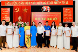 Lễ kết nạp đảng viên tại Trường THPT chuyên Tuyên Quang.