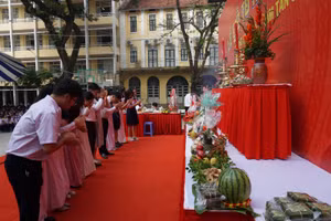 Học sinh Trường THPT Chuyên Trần Đại Nghĩa dâng hương và các mâm lễ lên bàn thờ Quốc tổ Hùng Vương.