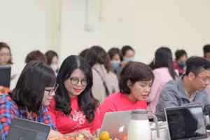 Cán bộ giáo viên Trường THCS Ba Đình tích cực ứng dụng CNTT vào quản lý, dạy học.