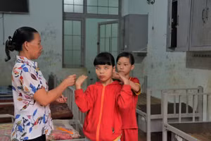 Bà Hường chăm bẵm cho các “con” từ miếng ăn, giấc ngủ và vệ sinh cá nhân.