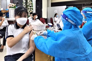 Tiêm ngừa vắc-xin phòng Covid-19 cho học sinh tỉnh Sóc Trăng. Ảnh: X. Lương