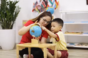 Trẻ có thể khám phá thế giới nhờ nghịch. Ảnh minh họa