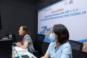 Các báo cáo viên NXBGD Việt Nam bồi dưỡng sử dụng SGK cho GV các địa phương từ các điểm cầu. Ảnh: NXB cung cấp 