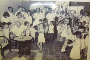 Chủ tịch nước Tôn Đức Thắng vui Trung thu với cô trò nhà trường năm 1977.
