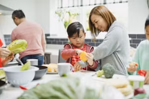 Cùng con làm những món đồ truyền thống ngày Tết