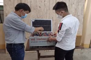 Nhóm nghiên cứu bên sản phẩm máy khử khuẩn tự động.