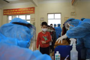 Học sinh nghiêm túc xếp hàng chờ lấy mẫu xét nghiệm.