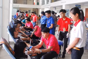 Phong trào Hiến máu nhân đạo ý nghĩa đã được nhiều đoàn viên, thanh niên các trường ĐH, CĐ tích cực tham gia. Ảnh: IT