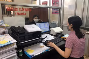 Người dân đến làm thủ tục tại bộ phận 1 cửa của Sở GD&ĐT.