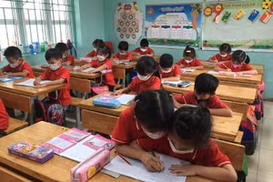HS lớp 1 Trường Tiểu học Yên Mỹ (Lạng Giang - Bắc Giang) tăng cường tập viết tại lớp. Ảnh: NTCC
