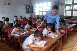 Thầy Trung khảo sát tính khả thi của sản phẩm tại Trường Tiểu học Bùi Thị Xuân.