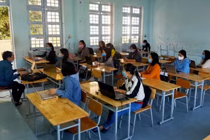 Giáo viên Trường THPT Kon Tum tập huấn ôn thi trực tuyến cho học sinh.
