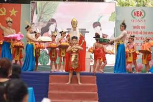 Học sinh Trường Tiểu học Nguyễn Bỉnh Khiêm tham gia tiết mục Kịch sử trong Lễ giỗ Tổ Hùng Vương năm 2021. Ảnh: NTCC