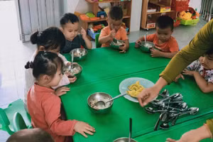 Bữa ăn chỉ có 2 món so với 4 món có trong thực đơn niêm yết công khai được phụ huynh ghi lại vào đầu tháng 12/2020. 
