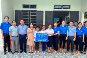 Cắt băng khánh thành nhà Khăn quàng đỏ cho học sinh nghèo ở xã Xuân Tín, huyện Thọ Xuân (Thanh Hóa).