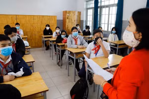 Học sinh lớp 9 Trường THCS Lý Thánh Tông (Quận 8, TPHCM) đi học trực tiếp.