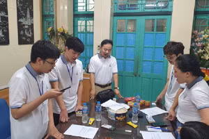 Thầy trò đội tuyển Olympic Hoá học 2021 tập hát để hát giao lưu với Trường THPT chuyên Sư phạm trong thời gian chờ kết quả thi. 