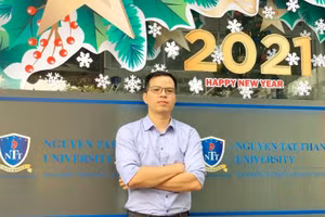 PGS.TS Võ Thanh Sang đang tìm hiểu và phát triển một nghiên cứu. Ảnh: Minh Anh