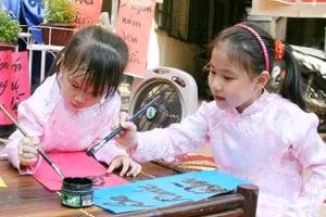 Những ngày nghỉ Tết là thời gian thích hợp để cha mẹ gần gũi và tạo điều kiện để trẻ học kỹ năng sống. Ảnh minh họa: Hữu Cường
