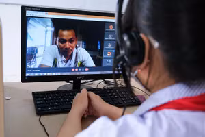 Hội Khuyến học cùng ngành Giáo dục TP Mỹ Tho (Tiền Giang) đến nhà hỗ trợ điện thoại cho HS học trực tuyến. 