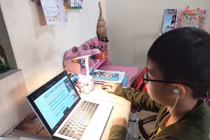 Covid-19 làm việc học tập và kết thúc năm học nhiều địa phương thay đổi. Ảnh: TG