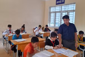 Thầy giáo Lường Văn Dũng dành trọn tình cảm cho các thế hệ học sinh người Hà Nhì nơi cực Tây Bắc suốt 17 năm qua.