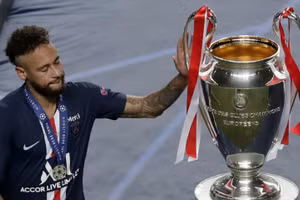 Neymar khóc sau khi PSG thua trong trận chung kết Champions League 2019/2020.