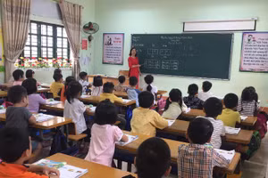 GV cần chủ động thích nghi với sự thay đổi và yêu cầu chung của SGK trong quá trình dạy học. (Trong ảnh: GV và HS lớp 1 Trường Tiểu học Pom Hán,
Lào Cai). Ảnh: NTCC