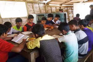 Một lớp học trên thuyền ở Bangladesh. 