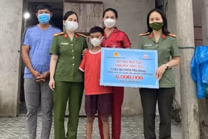 Hội Phụ nữ Công an tỉnh phối hợp Câu lạc bộ Ước mơ xanh hỗ trợ cháu Nguyễn Tấn Dũng, bị khuyết tật mất 1 tay, học sinh Trường THCS số 2 Quảng Văn, thị xã Ba Đồn.