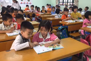 HS lớp 1 luôn được GV quan tâm, hỗ trợ để học tập tốt. Ảnh: Đức Trí 
