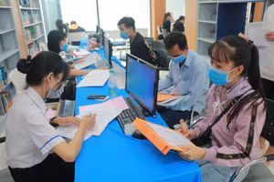 Tân sinh viên làm thủ tục nhập học tại Trường ĐH Công nghiệp Thực phẩm TPHCM năm 2020. Ảnh: CTV