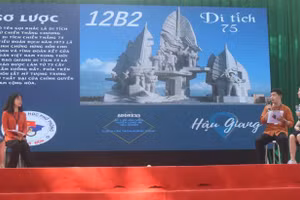 Học sinh đại diện các nhóm thực hiện dự án giao lưu, trò chuyện chia sẻ về quá trình thực hiện. Ảnh. T.Nguyên
