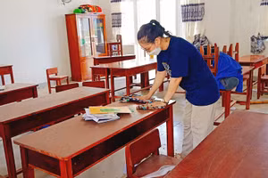 GV Trường Tiểu học Hòa Bắc dọn vệ sinh trường lớp sau mưa lũ.