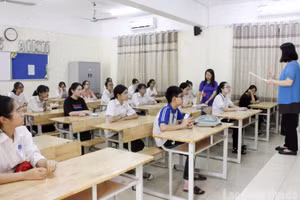 Thí sinh nghe phổ biến quy chế thi vào lớp 10 năm 2020.