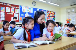 Cô và trò Trường Tiểu học Đoàn Thị Điểm (Hà Nội). Ảnh: Nguyễn Lâm