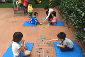 Trò chơi dù dân gian hay hiện đại cũng đều mang lại giá trị như nhau. Ảnh minh hoạ.