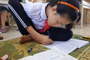 Hồng ngồi học trong lớp.
