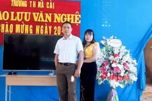 Vợ chồng thầy Hải, cô Huệ trong buổi tọa đàm 20/11 ở Trường Tiểu học Nà Cài. Ảnh: NVCC