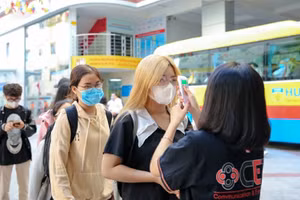 Sinh viên buộc phải đeo khẩu trang, kiểm tra thân nhiệt trước khi vào học.