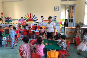 Khuyến khích trẻ học – chơi theo nhóm. Ảnh: TG
