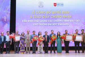 Trường ĐH Văn Lang nhận giấy chứng nhận đạt chuẩn KĐCLGD 3 CTĐT (tháng 11/2020).