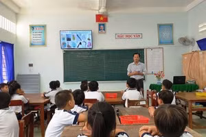 Tiết dạy thực nghiệm Tài liệu Giáo dục địa phương lớp 1 tại Trường Tiểu học Đặng Thị Chính, huyện Vũng Liêm, Vĩnh Long. Ảnh: CTV