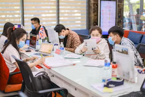 Thí sinh nộp hồ sơ xét tuyển vào ĐH. Ảnh minh hoạ