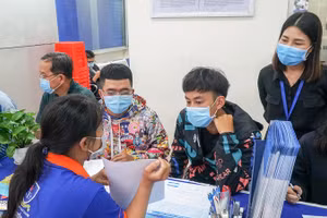 Thí sinh nộp hồ sơ xét học bạ vào một trường ĐH.