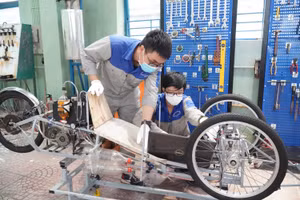 Sinh viên Trường ĐH Bách khoa, ĐH Đà Nẵng thực hành tại xưởng trường.