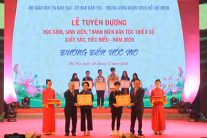 Phó Thủ tưởng Trương Hòa Bình và Bộ trưởng Đỗ Văn Chiến trao Bằng khen cho các học sinh, sinh viên xuất sắc