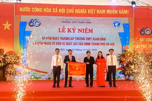 Trường THPT Xuân Đỉnh nhận cờ “Đơn vị xuất sắc phong trào thi đua” của UBND TP Hà Nội